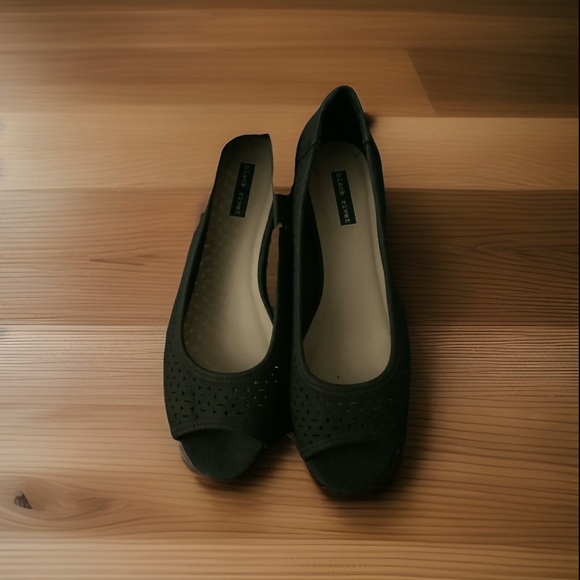 Amelia Black Riveted Slightly Wedge Opened Toe Wide Women's Footwear Size 8.5W - Picture 1 of 6